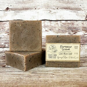 Puede incluir: Tres barras de jab&oacute;n de leche de cabra marr&oacute;n con caf&eacute; molido. La etiqueta dice "Espresso Scrub, Ground Coffee, Goat Milk Soap 4-5 oz, Solace Farm Homestead,  Grmnfed Tallow & Pastured Lard".
