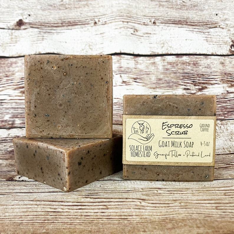 Puede incluir: Tres barras de jab&oacute;n de leche de cabra marr&oacute;n con caf&eacute; molido. La etiqueta dice "Espresso Scrub, Ground Coffee, Goat Milk Soap 4-5 oz, Solace Farm Homestead,  Grmnfed Tallow & Pastured Lard".
