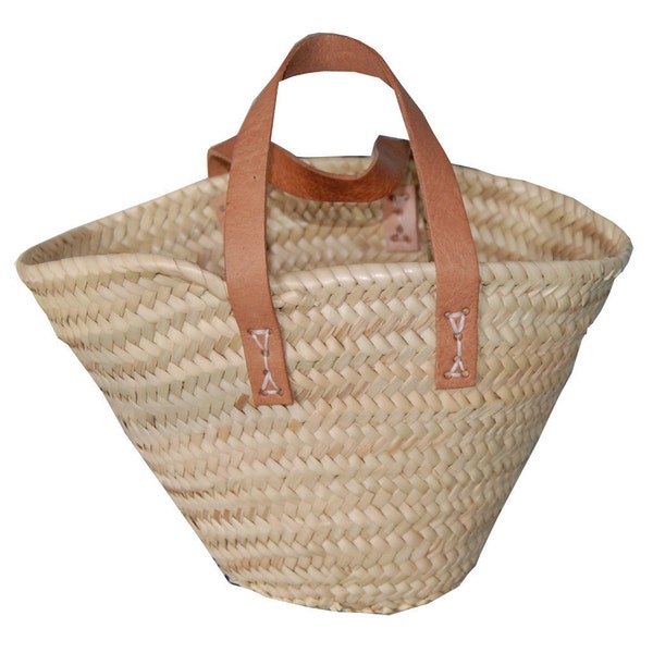 Children's basket bag made of palm leaves with leather handles