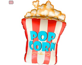 Può includere: Un palloncino in alluminio a forma di secchiello per popcorn con strisce verticali rosse e bianche. La parte superiore presenta un design di popcorn giallo oro. Il testo POP CORN è stampato in grandi lettere blu brillante al centro.