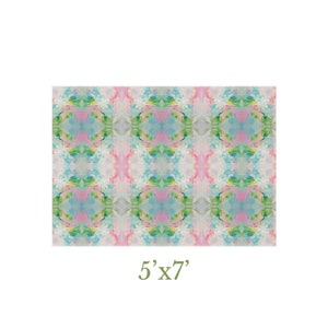 Puede incluir: Una alfombra rectangular con un patr&oacute;n abstracto repetitivo de pinceladas mezcladas en rosa pastel, azul claro y verde lima. El dise&ntilde;o muestra una composici&oacute;n sim&eacute;trica y espejada en toda la superficie. El texto 5'x7' est&aacute; impreso debajo.