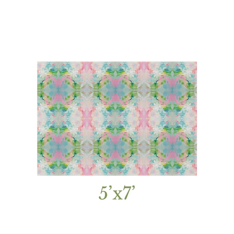 Puede incluir: Una alfombra rectangular con un patr&oacute;n abstracto repetitivo de pinceladas mezcladas en rosa pastel, azul claro y verde lima. El dise&ntilde;o muestra una composici&oacute;n sim&eacute;trica y espejada en toda la superficie. El texto 5'x7' est&aacute; impreso debajo.