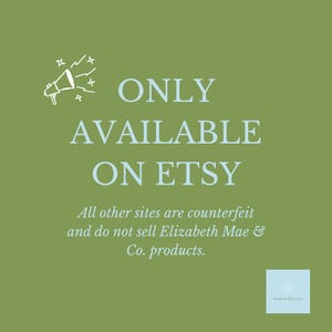 Puede incluir: Un gr&aacute;fico cuadrado de color verde oliva con un icono de meg&aacute;fono blanco y el texto ONLY AVAILABLE ON ETSY en letras blancas grandes. Debajo, un texto blanco m&aacute;s peque&ntilde;o dice: All other sites are counterfeit and do not sell Elizabeth Mae & Co. products.