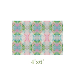 Puede incluir: Una alfombra rectangular con un patr&oacute;n abstracto repetitivo de trazos mezclados en rosa pastel, azul claro, verde menta y blanco. El dise&ntilde;o muestra un motivo sim&eacute;trico y reflejado en toda la superficie. El texto 4'x6' aparece impreso debajo.