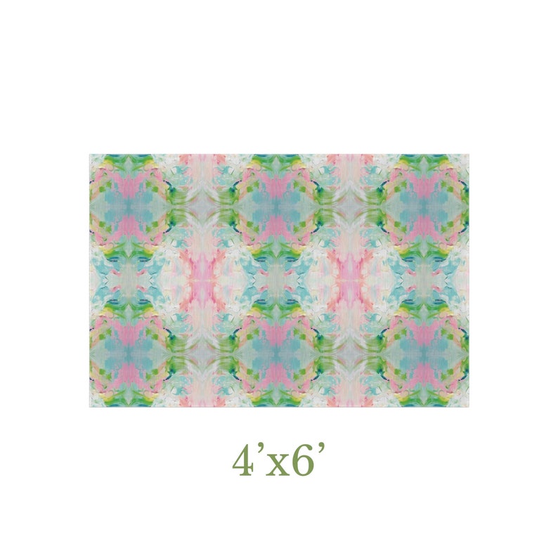 Puede incluir: Una alfombra rectangular con un patr&oacute;n abstracto repetitivo de trazos mezclados en rosa pastel, azul claro, verde menta y blanco. El dise&ntilde;o muestra un motivo sim&eacute;trico y reflejado en toda la superficie. El texto 4'x6' aparece impreso debajo.