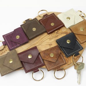 Token-Schlüsselanhänger. Token-Halter. Schlüsselring. Leder-Münzbörse. Flache Münzbörse. Sehr schöne kleine Geldbörse für Damen und Herren.