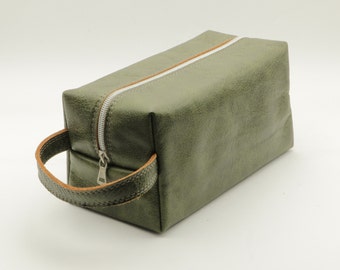 Leather toiletry bag. Travel bag. Green leather. Gift ideas. Toiletry kit. Anniversary gift. Mens gift Husband gift