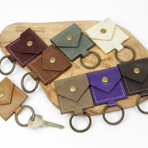 Llavero con fichas. titular de la ficha. Llavero. Monedero de cuero. Monedero plano. Monedero muy bonito para mujer y hombre.