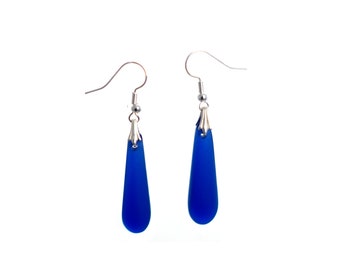 Boucles d'oreilles pendantes en forme de larme bleu cobalt - Bouteille de vin Riesling recyclée - Finition en verre de mer