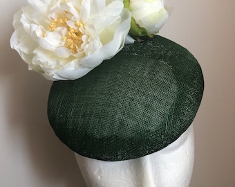 Grüner Sinamay-Pillenhut mit Blumendetail. kann mit einem Vogelkäfigschleier, einem Hatinator, einem Royal Ascot-Hut, einem Fascinator oder einem Anlasshut hergestellt werden.