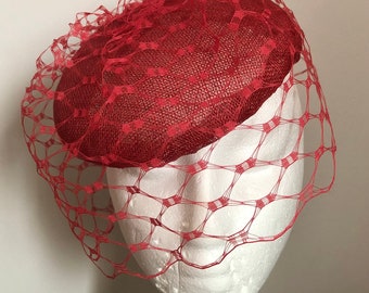 Sombrero de ocasión rojo Sinamay con velo de gofre de estilo vintage, Hatinator, fascinador rojo, sombreros de ocasión, sombreros de Ascot, sombrero de invitado de boda