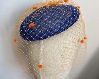 Sombrero Ascot azul real con velo de viuda alegre naranja, sombrero Royal Ascot, tocado