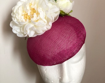 Cerise Sinamay Pillbox-Hut mit Blumendetail. kann mit einem Vogelkäfigschleier, einem Hatinator, einem Royal Ascot-Hut, einem Fascinator oder einem Anlasshut hergestellt werden.