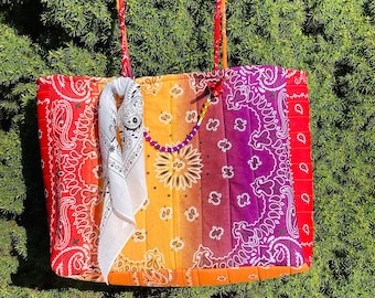 Bolso tote acolchado con estampado de pañuelo