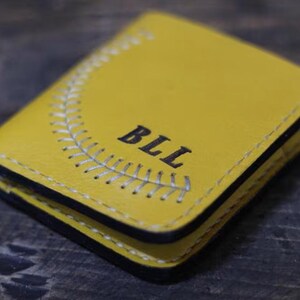 Cartera de béisbol / Cartera plegable de cuero curtido vegetal amarillo / Cartera hecha a mano y personalizada / Cartera delgada para hombre / Costura de béisbol / Piel de grano completo