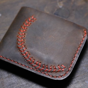 Cartera personalizada con puntadas de béisbol / Cartera de cuero Crazy Horse hecha a mano / Regalo para él / Cartera plegable con grabado personalizado / Regalo para el Día del Padre