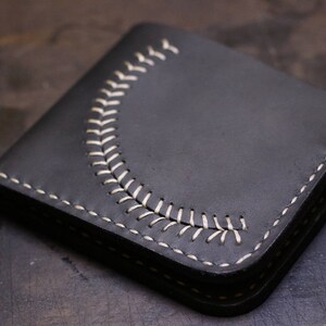 Cartera de cuero personalizada para hombre con puntada de béisbol / Cartera plegable negra hecha a mano / Regalo del Día del Padre / Regalo de cumpleaños para él