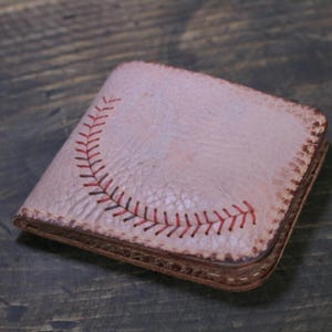 Cartera de cuero personalizada con puntadas rojas de béisbol, cartera de cuero desgastado para hombre, cartera plegable hecha a mano con monograma de caballo loco beige.