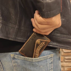 Tarjetero grabado personalizado, billetera de béisbol personalizada, billetera de cuero de Caballo Loco con monograma, regalo hecho a mano para él, regalo de cumpleaños