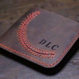Cartera de cuero personalizada con puntadas rojas de béisbol, cartera de cuero desgastado para hombre, cartera plegable de caballo loco hecha a mano, cartera marrón con monograma