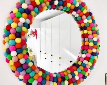 Espejo de pared circular de 44 cm / 17,5 pulgadas en brillantes colores del arco iris. Espejo con pompones de fieltro. Espejo de bola de fieltro. Espejo decorativo. Espejo de guardería.