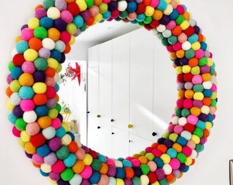 Specchio da parete circolare da 44 cm/17,5 pollici nei vivaci colori dell'arcobaleno. Specchio con pom pom in feltro. Specchio a sfera in feltro. Specchio decorativo. Specchio della scuola materna.