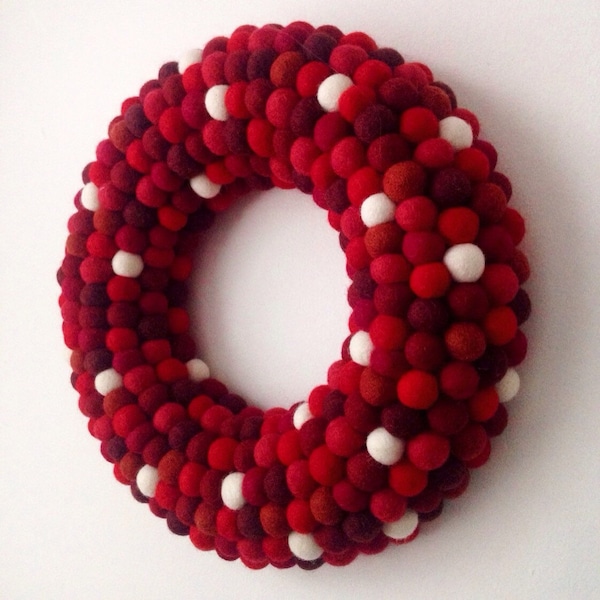 Red Felt ball Wreath. Christmas Wreath. XMAS Wreath. Modern Wreath. Holiday Wreath. Door Wreath