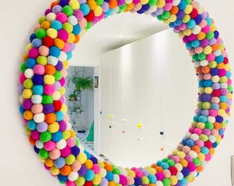 Specchio da parete rotondo grande da 25" in multicolori luminosi. Specchio arcobaleno. Specchio di tendenza. Specchio pom pom in feltro. Specchio sferico in feltro. Specchio unico.