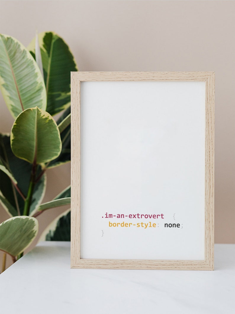 Peut inclure: Une impression encadr&eacute;e avec le texte ".im-an-extrovert { border-style: none; }" dans un cadre brun clair sur une surface blanche.