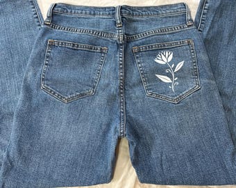 Jean en denim bleu GAP pour femme avec motif floral blanc peint à la main sur la poche arrière, taille 28