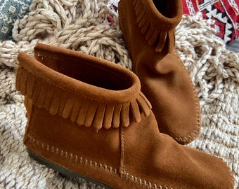 Nice!minnetonka moccassin hi top boots brown girls youth size 3 like new