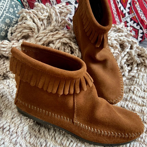 Nice!minnetonka moccassin hi top boots brown girls youth size 3 like new