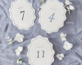 Números de mesa de boda con borde ondulado: elegante tipografía, estilo costero.