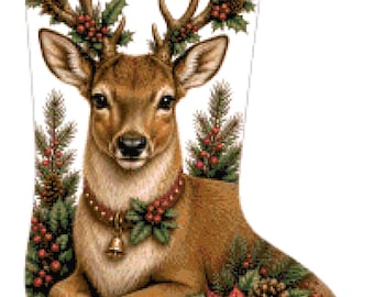 Op de afbeelding: Een witte kerstsok met een gedetailleerde illustratie van een bruin hert met een groot gewei. Het hert is omringd door groene dennentakken, rode bessen, dennenappels en een rode kerstster. Het hert draagt een halsband met een gouden belletje.