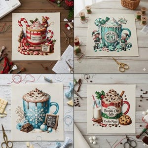 Può includere: Quattro disegni a punto croce con bevande al caffè a tema festivo. I disegni includono un Candy Cane Cappuccino, North Pole Mint Mocha, White Chocolate Snowflake Latte e Chocolate Chip Latte. Ogni disegno ha del testo.