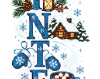Pode incluir: Um padrão de ponto cruz com a palavra WINTER em letras azuis grandes. O design inclui um boneco de neve, uma lanterna, uma cabana de madeira, luvas azuis, uma caneca de chocolate quente com marshmallows e patins brancos, entre flocos.