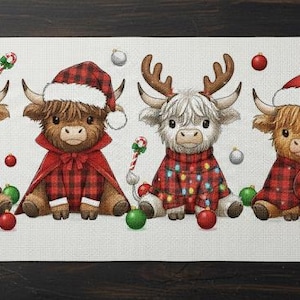 Puede incluir: Ilustración navideña con cuatro vacas de las Tierras Altas. Cada vaca está vestida con atuendos festivos, incluyendo gorros de Papá Noel y trajes a cuadros. La obra de arte está decorada con adornos y bastones de caramelo, creando una alegre escena navideña.