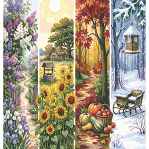 Peut inclure: Une œuvre d'art verticale à quatre panneaux représentant les saisons. Le premier panneau montre des lilas violets et des iris. Le deuxième présente un cottage ensoleillé, un puits en pierre et des tournesols. Le troisième affiche le feuillage d'automne.