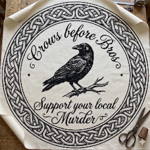 Patrón de punto de cruz Nudo Celta del Cuervo – Arte mural gótico del cuervo (Descarga en PDF)