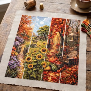 Könnte beinhalten: Ein quadratisches Stück beiger Stoff mit einem detaillierten Kreuzstich-Stickmuster, das in vier vertikale Paneele unterteilt ist. Das Bild zeigt eine lebendige Herbstlandschaft mit Sonnenblumen, einem Kürbisfeld, einem Waldweg und einem Holzstuhl.