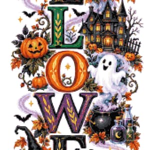 Pode incluir: Um padr&atilde;o de ponto cruz vertical que soletra HALLOWEEN com elementos decorativos, incluindo um gato preto, ab&oacute;boras, uma casa assombrada, um fantasma, um caldeir&atilde;o, uma caveira, livros e uma vassoura, rodeados por folhas de outono e morcegos.