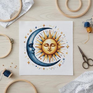 Könnte beinhalten: Ein Kreuzstich-Design mit einem himmlischen Thema. Das Design zeigt eine lächelnde Sonne mit gelben Strahlen und einen blauen Halbmond mit einem menschlichen Gesicht. Das Design ist von Sternen umgeben und befindet sich auf weißem Stoff.