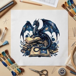 Puede incluir: Una taza de cerámica blanca con un asa negra y el texto "But First, Coffee" en negrita negra. La taza está llena de un líquido oscuro, probablemente café, y se encuentra sobre una superficie clara.