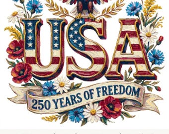 Può includere: Un design patriottico con la parola "USA" in rosso, bianco e blu, un'aquila e elementi floreali. Lo striscione recita "250 YEARS OF FREEDOM". Il download digitale è disponibile in varie dimensioni, da circa 35,6 cm x 34,8 cm a 45,7 cm x 44,7 cm.