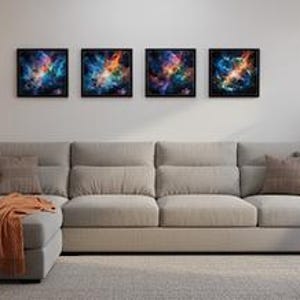 以下が含まれることがあります： 明るいグレーのセクショナルソファ、クッション、オレンジ色のブランケットを備えたモダンなリビングルーム。ソファの上には4つの額入りの抽象芸術作品が飾られています。ランプと鉢植えの植物を備えたサイドテーブルが装飾を完成させています。