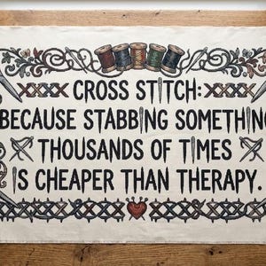 Può includere: Un progetto di punto croce con il testo "CROSS STITCH: BECAUSE STABBING SOMETHING THOUSANDS OF TIMES IS CHEAPER THAN THERAPY." Il design include forbici, rocchetti di filo e bordi decorativi.