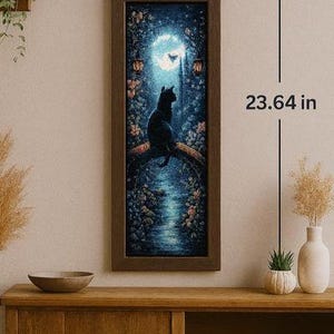 Puede incluir: Una obra de arte enmarcada que representa un gato negro silueteado contra una escena iluminada por la luna. El marco rectangular mide 20 cm de ancho y 60 cm de alto. La obra presenta un puente sobre un río, con detalles florales y faroles.