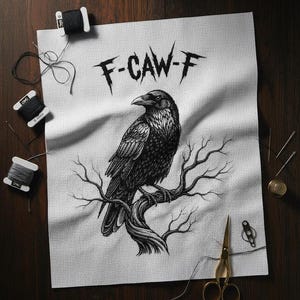 Puede incluir: Un diseño de punto de cruz en blanco y negro con un cuervo posado en una rama y el texto "F-CAW-F" encima. La imagen incluye carretes de hilo negro, agujas, un dedal y tijeras doradas. El diseño está sobre tela blanca.