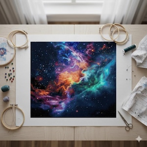 以下が含まれることがあります： 青、紫、オレンジ、緑の色合いで描かれた、鮮やかな星雲の完成したクロスステッチプロジェクト。 白い布の上にあり、刺繍枠、糸、その他の工芸品に囲まれており、DIYの工芸プロジェクトを示唆しています。