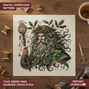 Peut inclure: Un motif de point de croix compté représentant le Yule Green Man. L'image montre une représentation détaillée d'une figure barbue ornée de houx et tenant un bâton. Le texte indique "DIGITAL DOWNLOAD PATTERN", "YULE GREEN MAN COUNTED CROSS STITCH" et "INSTANT DOWNLOAD".